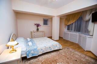 Хостелы Interhouse Almaty Алматы Стандартный двухместный номер с 1 кроватью и общей ванной комнатой-8